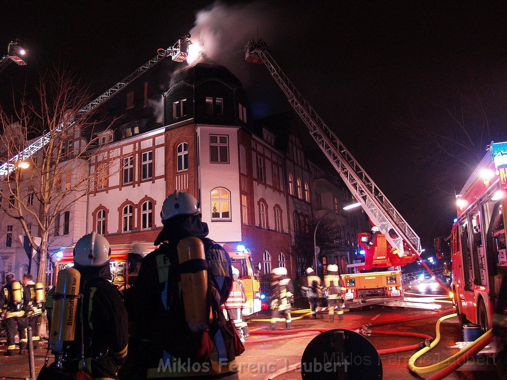 Feuer 3 Dachstuhlbrand Koeln Muelheim Gluecksburgstr P065.JPG